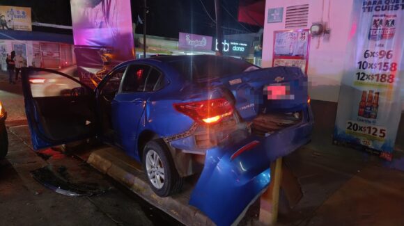 Quedaron con severos daños materiales dos unidades tras fuerte choque en el Centro de Guasave, Sinaloa