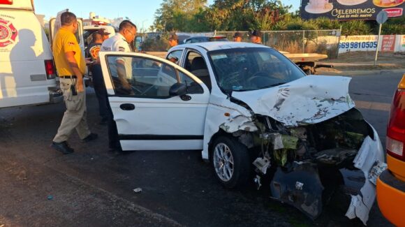 Se registra fuerte choque en Mazatlán, Sinaloa; tres personas resultaron lesionadas