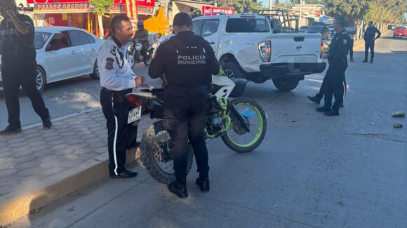 Una persona lesionada deja choque entre camioneta y motocicleta en la colonia Jardines de San José, en Guasave, Sinaloa