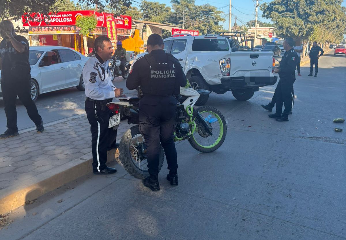 Choque entre camioneta y moto en Guasave, Sinaloa