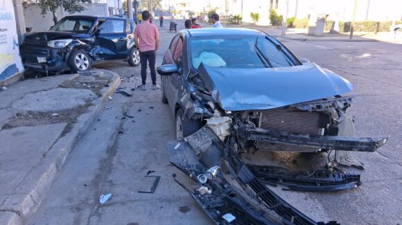 Fuerte choque entre dos vehículos en Mazatlán, Sinaloa, deja cuantiosos daños materiales