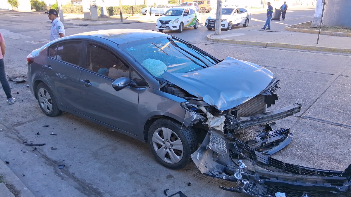 choque entre dos vehiculos en mazatlan sin