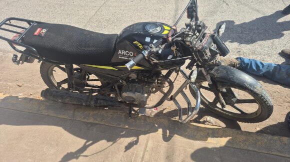 Motociclista no realiza el alto correspondiente y resulta lesionado tras choque en El Burrión, Guasave, Sinaloa