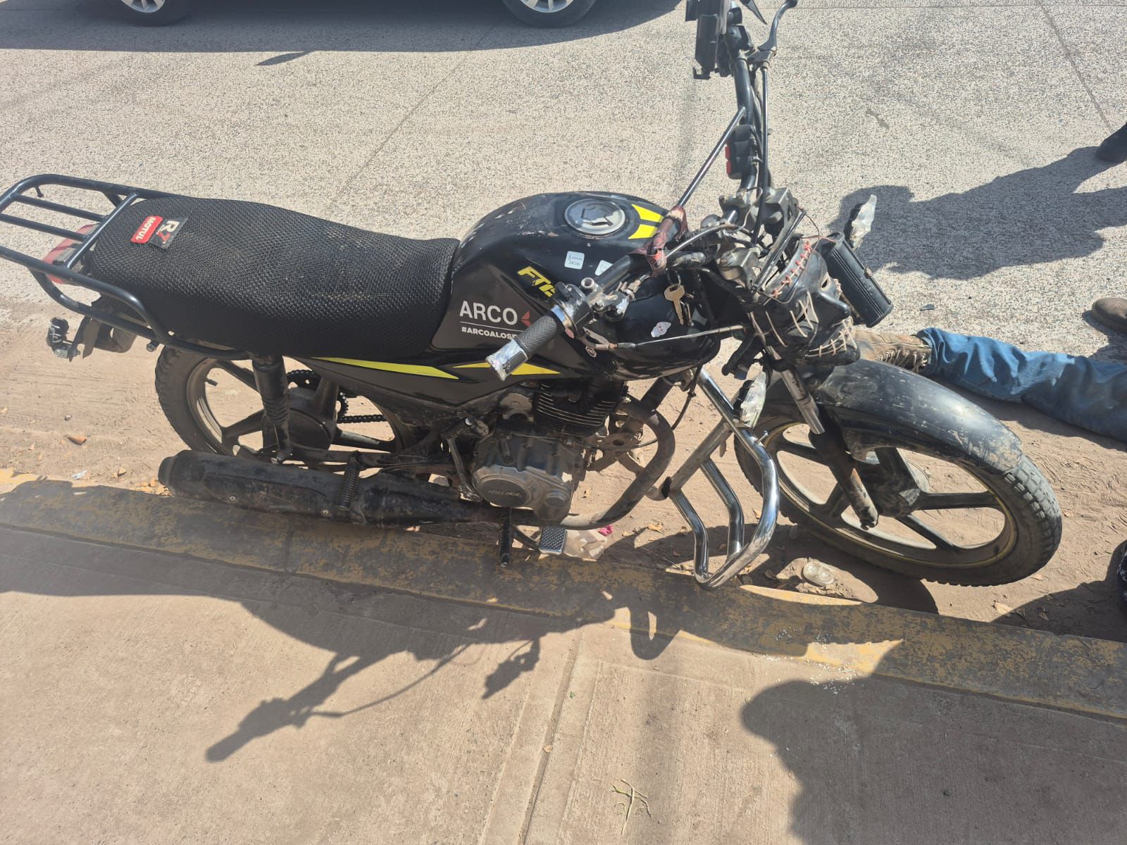Choque entre moto y camioneta en Guasave, Sinaloa