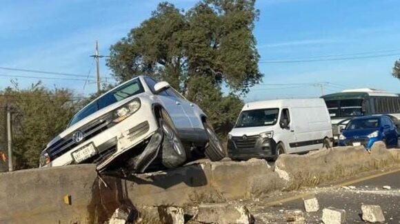 Camioneta termina sobre muro central tras choque múltiple en la México 15, en Mazatlán, Sinaloa