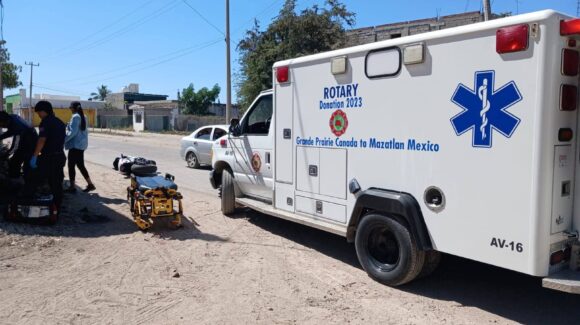 Motociclista resulta lesionado tras choque con ciclista en Villa Unión, Sinaloa