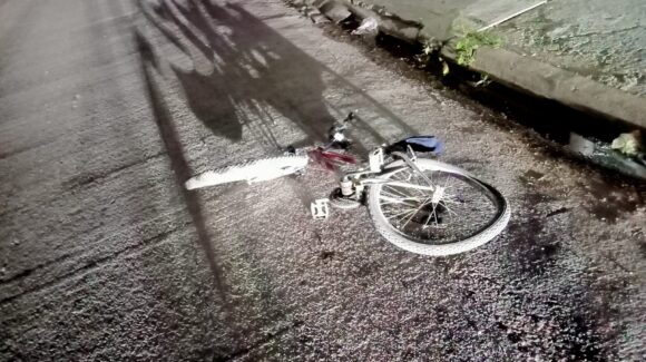Ciclista queda inconsciente tras ser arrollado por un vehículo al oriente de Los Mochis, Sinaloa