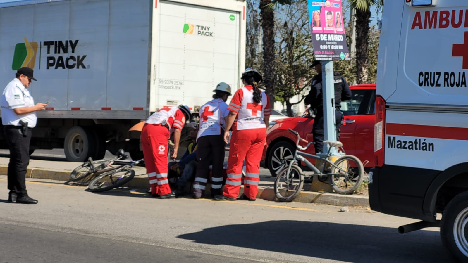 Ciclista resulta lesionado tras choque con motocicleta en Mazatlán