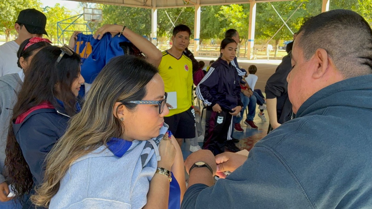 Ciudadanos responden a jornada de vacunación en Los Mochis