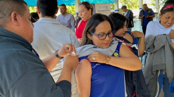 “Es mejor prevenir que lamentar”: aplauden ciudadanos Macrocentro de Vacunación en Los Mochis, Sinaloa