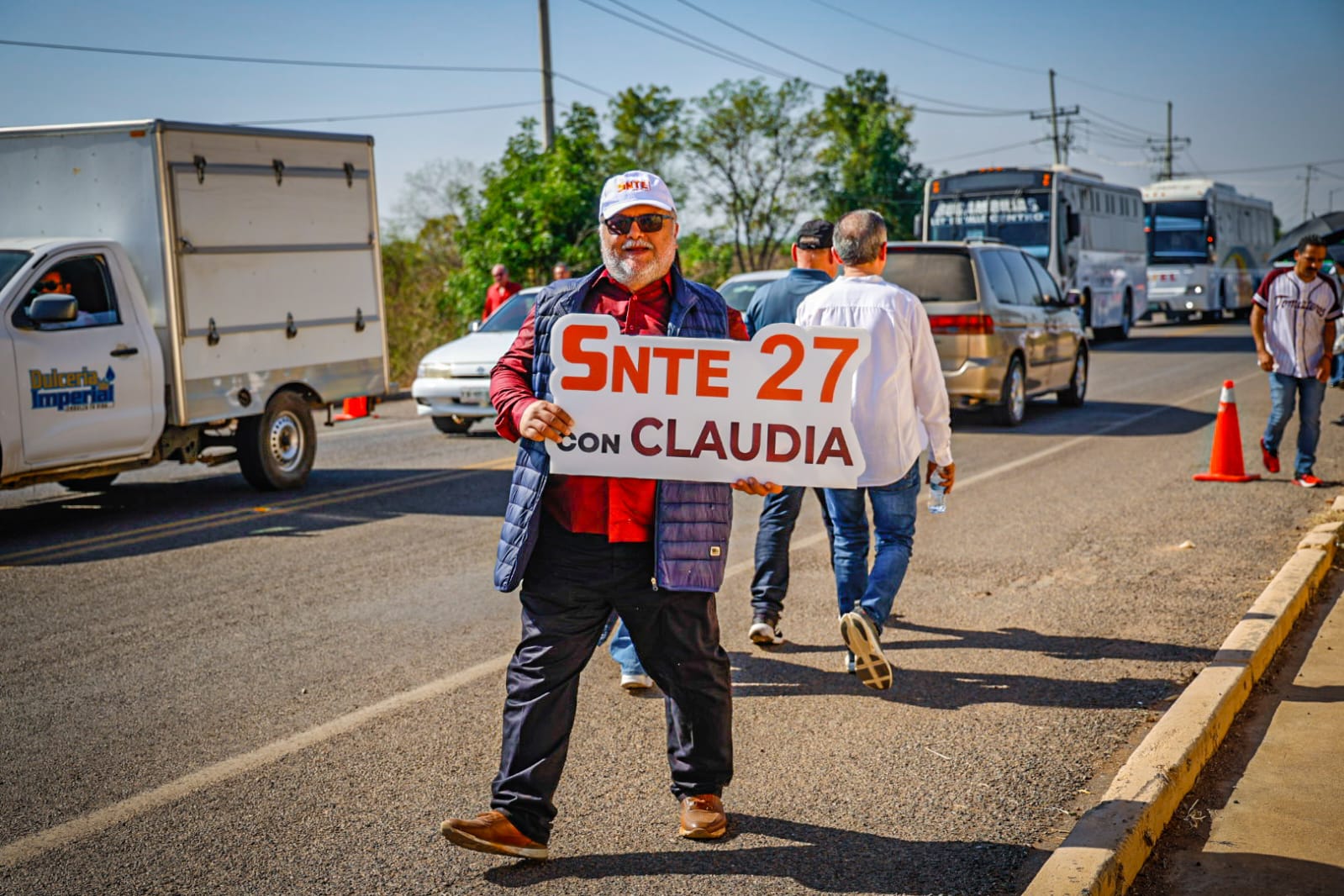 Ciudadanos se dirigen a donde será el evento de Claudia Sheinbaum en Culiacán