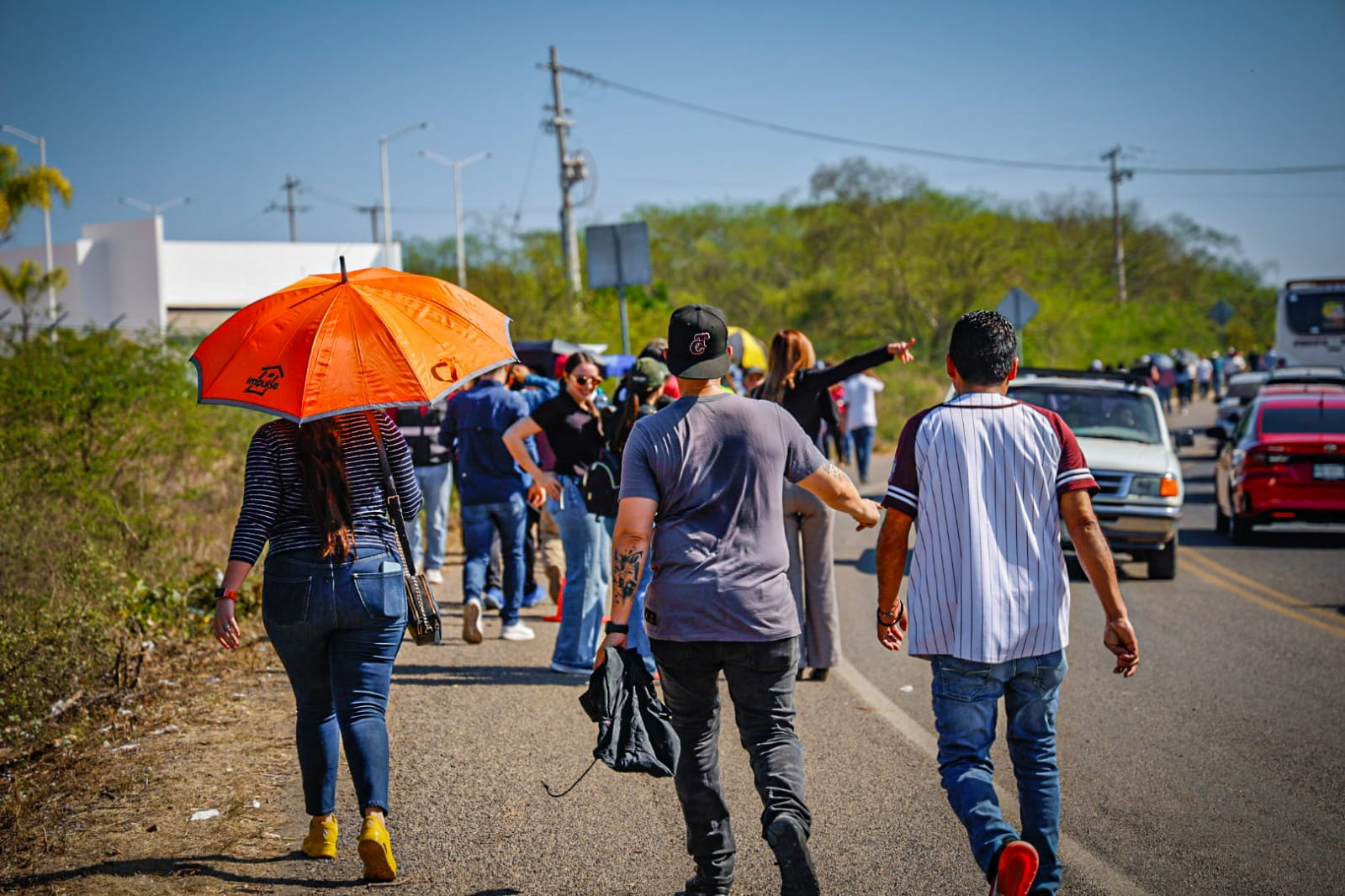 Ciudadanos se dirigen a donde será el evento de Claudia Sheinbaum en Culiacán