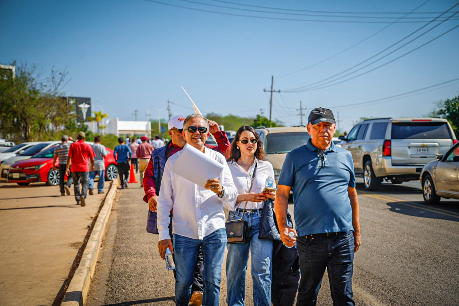 Ciudadanos se dirigen a donde será el evento de Claudia Sheinbaum en Culiacán