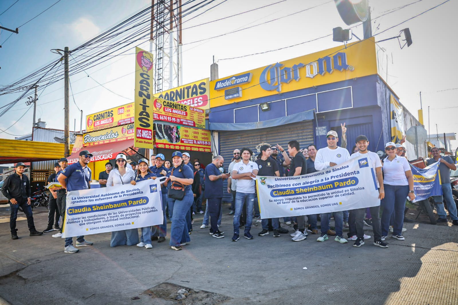 Ciudadanos se dirigen a donde será el evento de Claudia Sheinbaum en Culiacán