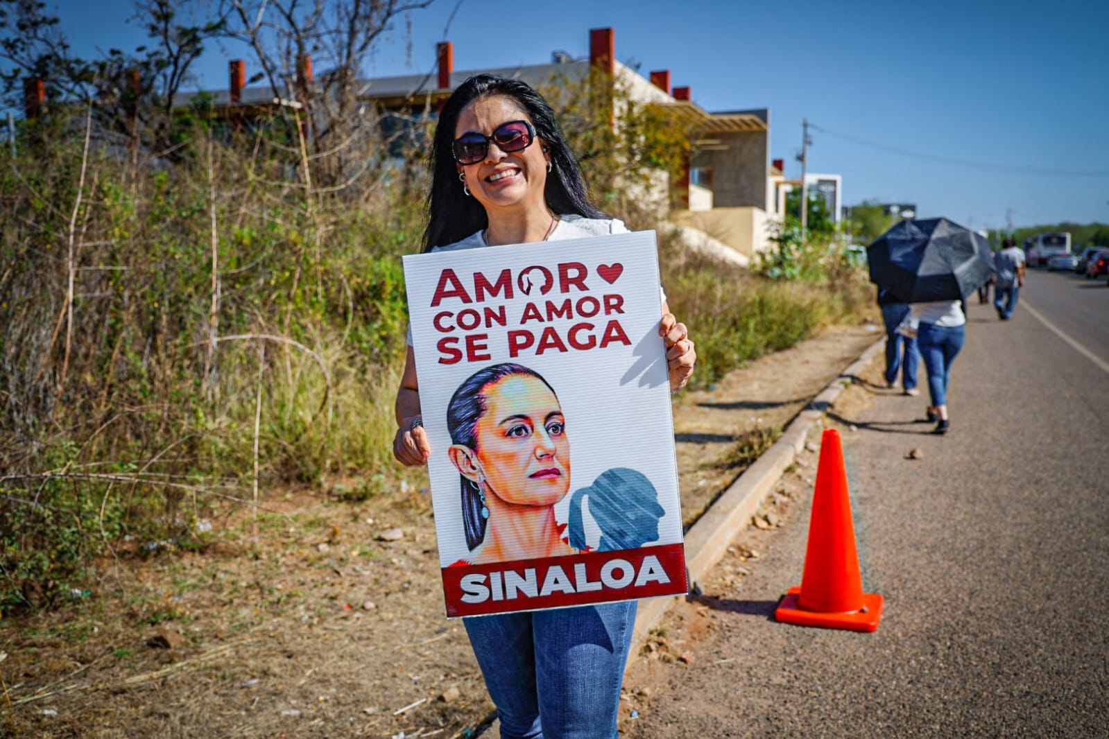 Ciudadanos se dirigen a donde será el evento de Claudia Sheinbaum en Culiacán