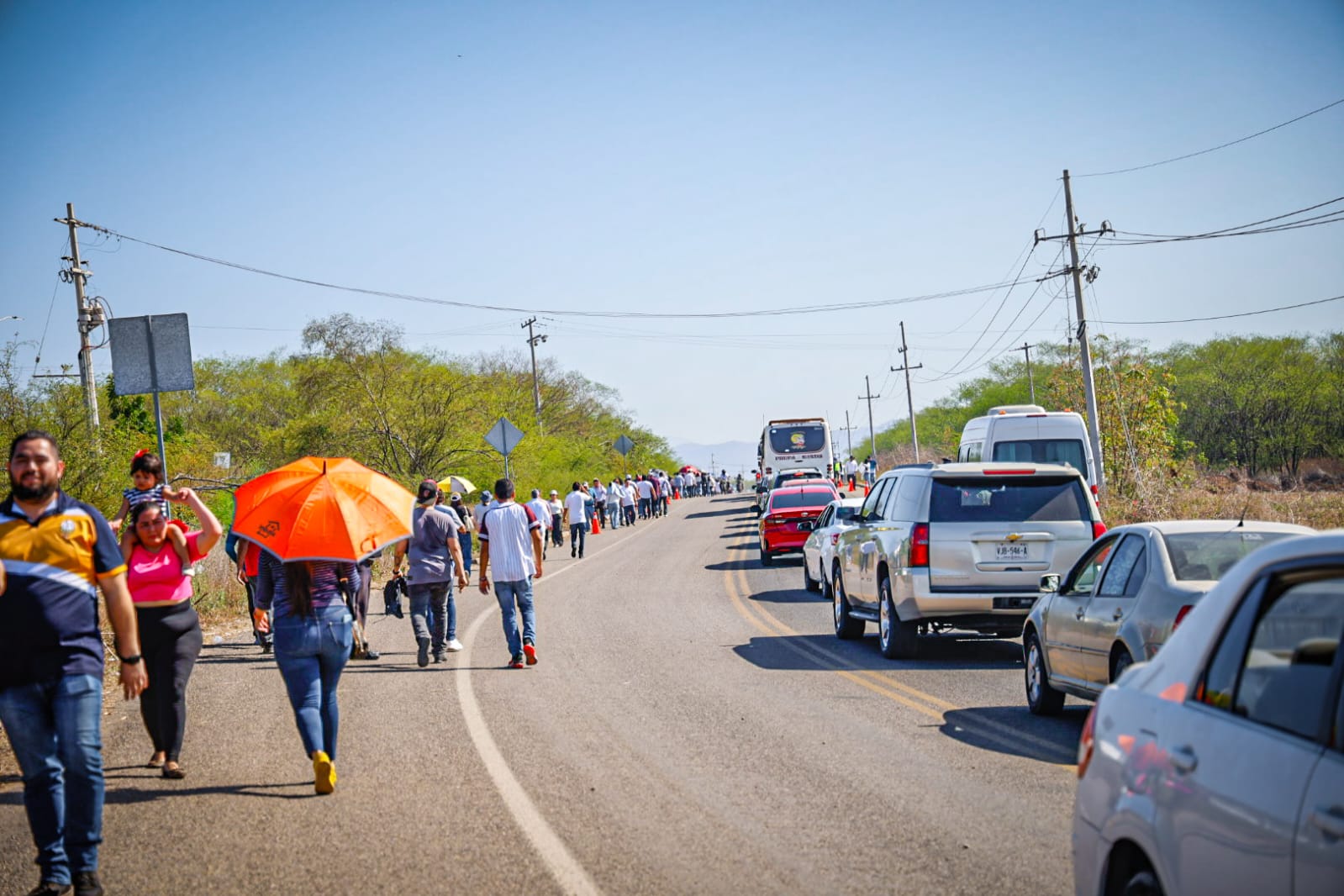 Ciudadanos se dirigen a donde será el evento de Claudia Sheinbaum en Culiacán