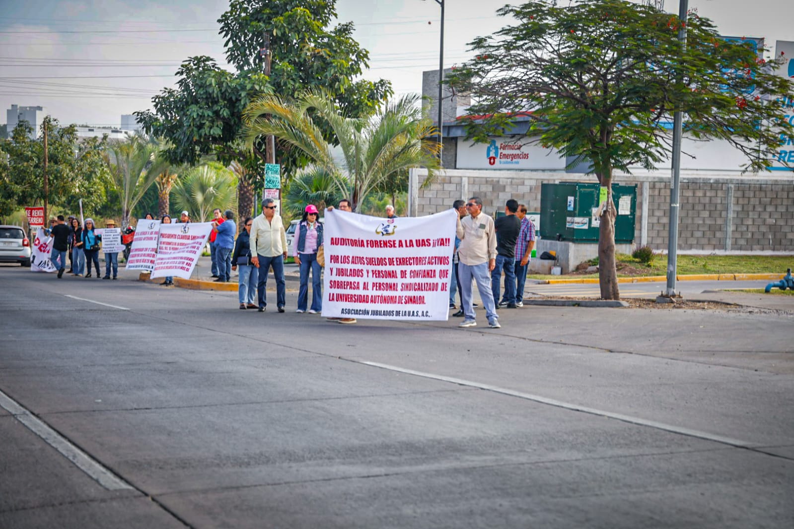 Ciudadanos se dirigen a donde será el evento de Claudia Sheinbaum en Culiacán