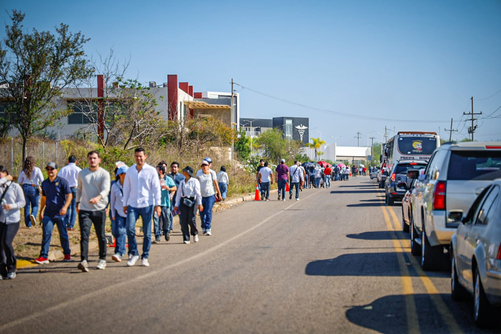 Ciudadanos se dirigen a donde será el evento de Claudia Sheinbaum en Culiacán
