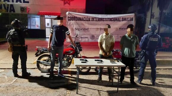 Hay tres detenidos con armas tras persecución a balazos anoche cerca de Palacio de Gobierno en el Centro de Culiacán