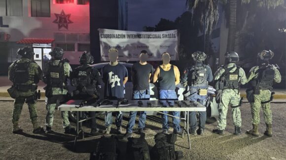Traían armas largas y circulaban en un vehículo robado: detienen a tres civiles en Culiacán, Sinaloa
