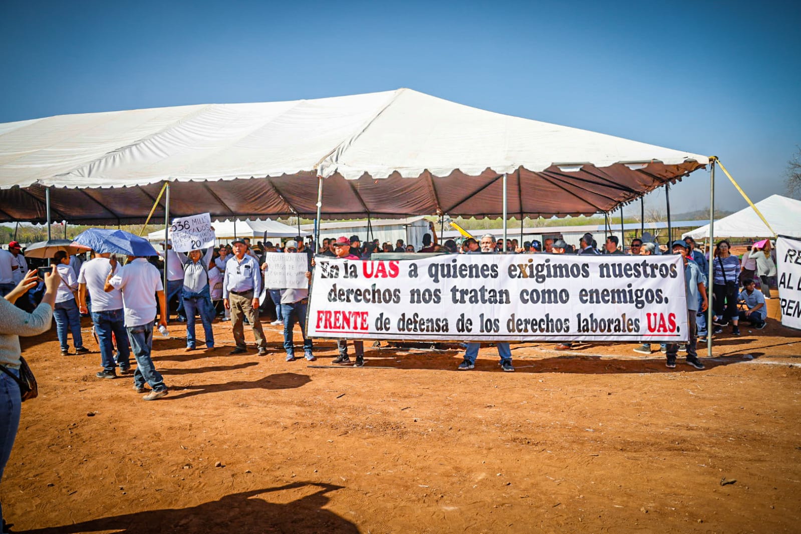 ciudadanos en el evento de la colocación de la primera piedra del Hospital Regional de Especialidades en Culiacán, Sinaloa con Claudia Sheinbaum Pardo