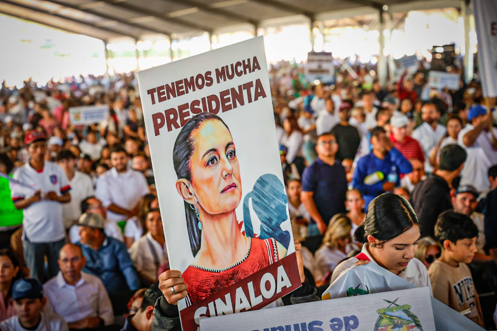 ciudadanos en el evento de la colocación de la primera piedra del Hospital Regional de Especialidades en Culiacán, Sinaloa con Claudia Sheinbaum Pardo