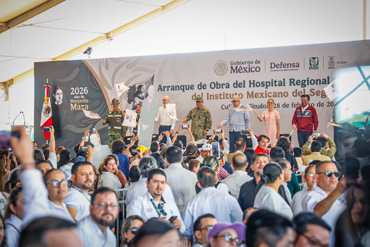 ciudadanos en el evento de la colocación de la primera piedra del Hospital Regional de Especialidades en Culiacán, Sinaloa con Claudia Sheinbaum Pardo