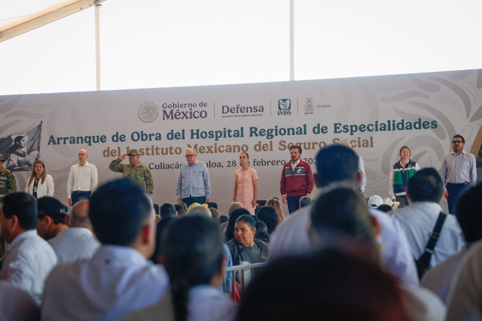 ciudadanos en el evento de la colocación de la primera piedra del Hospital Regional de Especialidades en Culiacán, Sinaloa con Claudia Sheinbaum Pardo