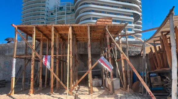 ¡Querían llevar la fiesta hasta la playa! Clausuran templete ilegal en Mazatlán, Sinaloa, previo al primer desfile del carnaval