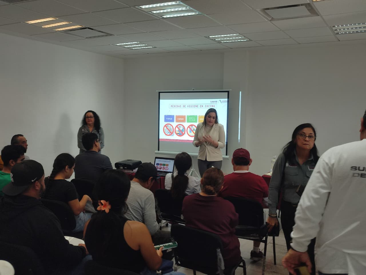 Coepriss capacita a comerciantes semifijos dedicados a la venta de alimentos y bebidas