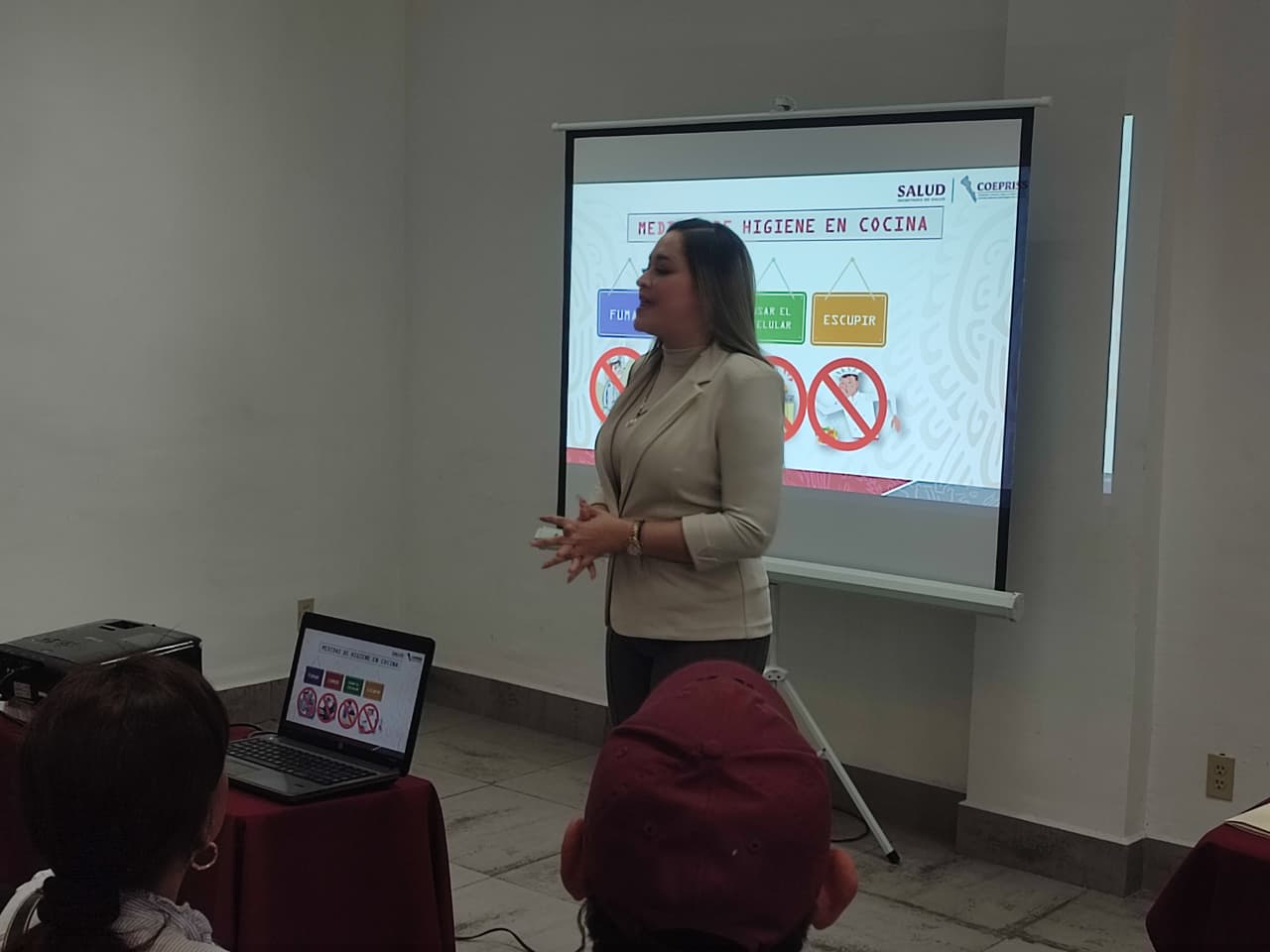 Coepriss capacita a comerciantes semifijos dedicados a la venta de alimentos y bebidas