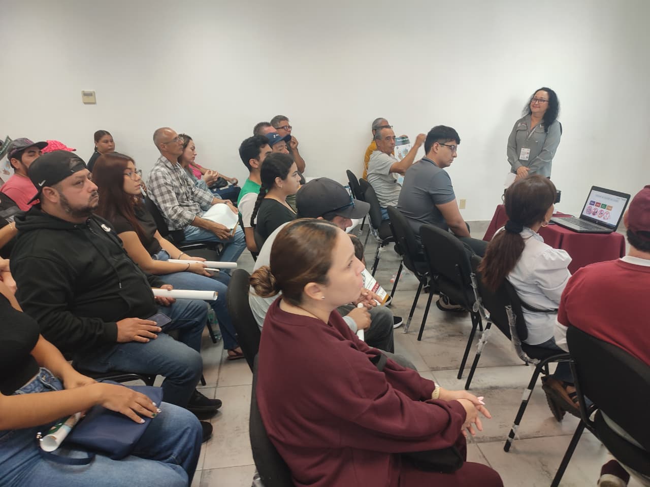 Coepriss capacita a comerciantes semifijos dedicados a la venta de alimentos y bebidas