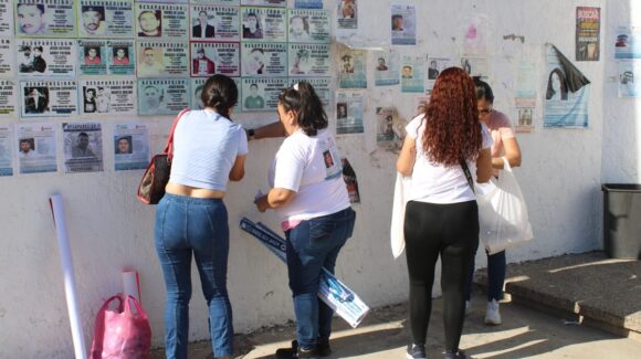 Madres buscadoras se manifiestan en el Semefo, ante falta de respuestas de autoridades en Mazatlán, Sinaloa
