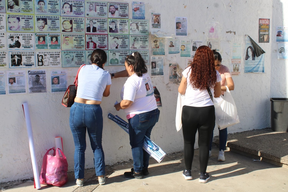 Colectivos de búsqueda se manifiestan en el Semefo en Mazatlán