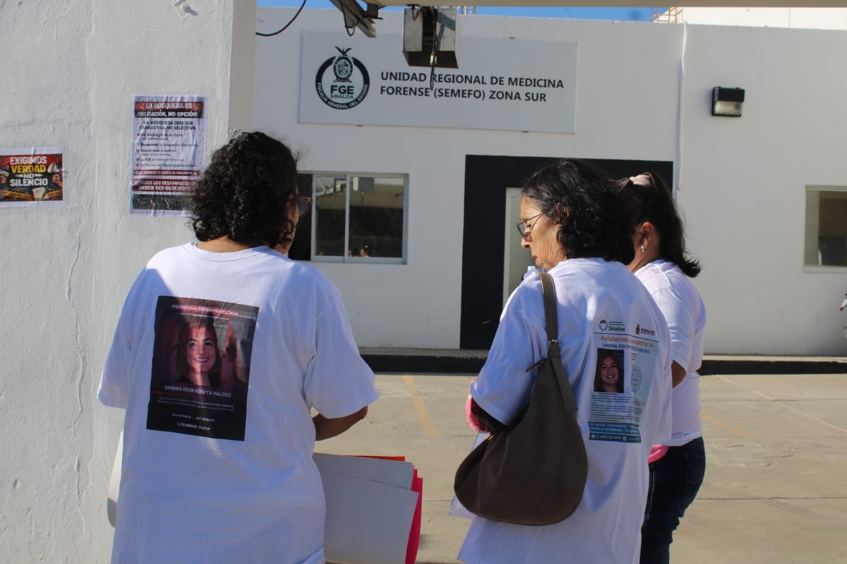 Colectivos de búsqueda se manifiestan en el Semefo en Mazatlán
