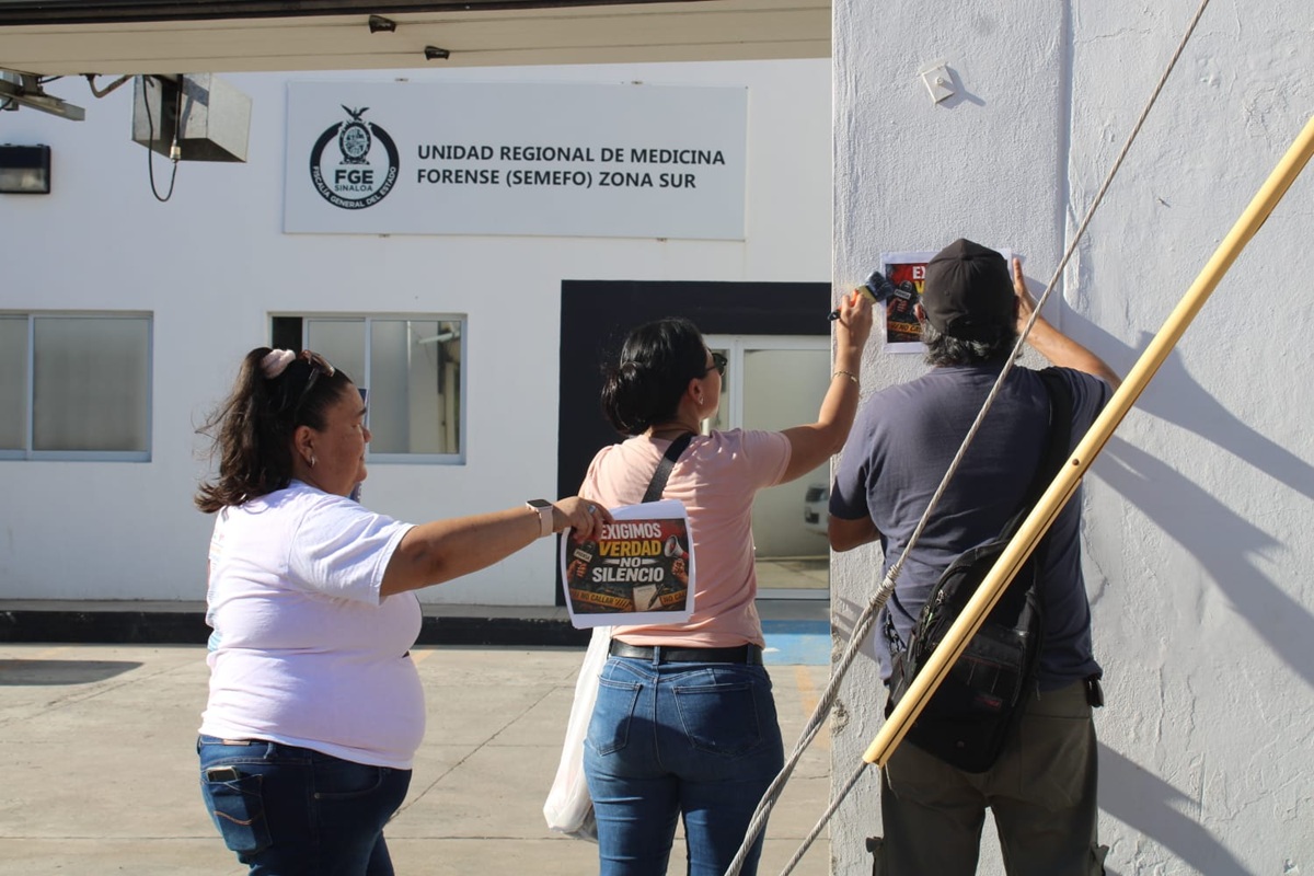 Colectivos de búsqueda se manifiestan en el Semefo en Mazatlán