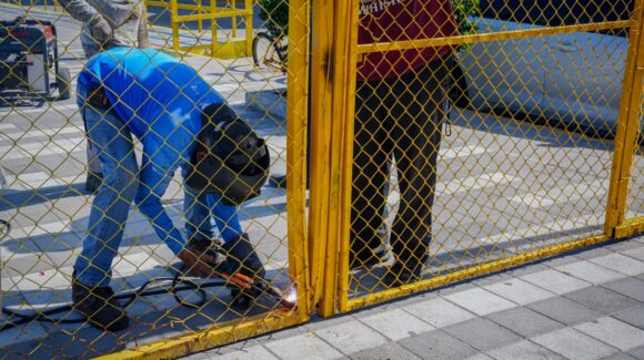 Olas Altas se blinda para el carnaval: además de operativo de seguridad, instalan rejas en la zona de fiesta de Mazatlán
