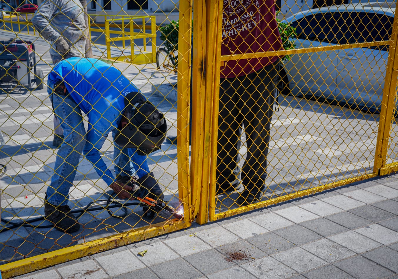 Colocan rejas para el Carnaval de Mazatlán 2026
