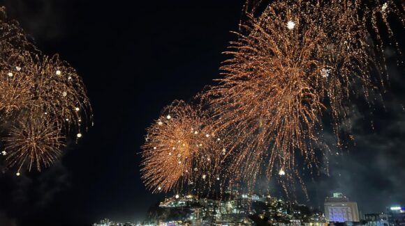 ¡Gran noche! Combate Naval carnavalero baila al son sinaloense e ilumina la bahía de Olas Altas en Mazatlán, Sinaloa