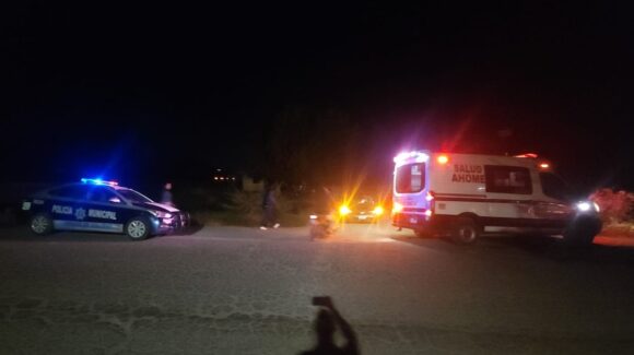 Conductor resulta lesionado al caer en su camioneta a canal de San Miguel Zapotitlán, Ahome, Sinaloa