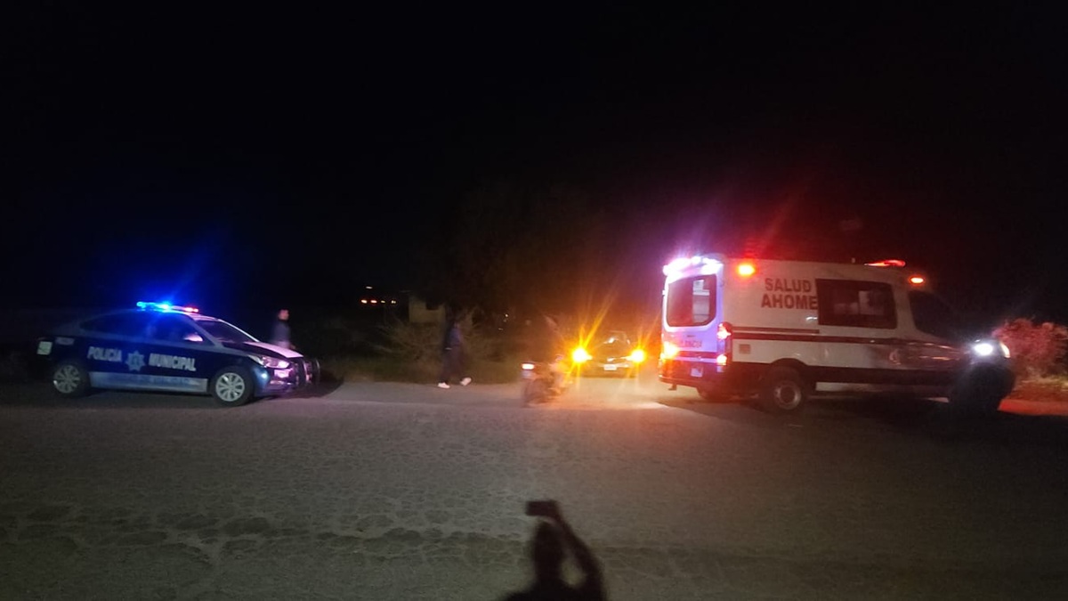Conductor resulta lesionado al caer en su camioneta a canal de Ahome
