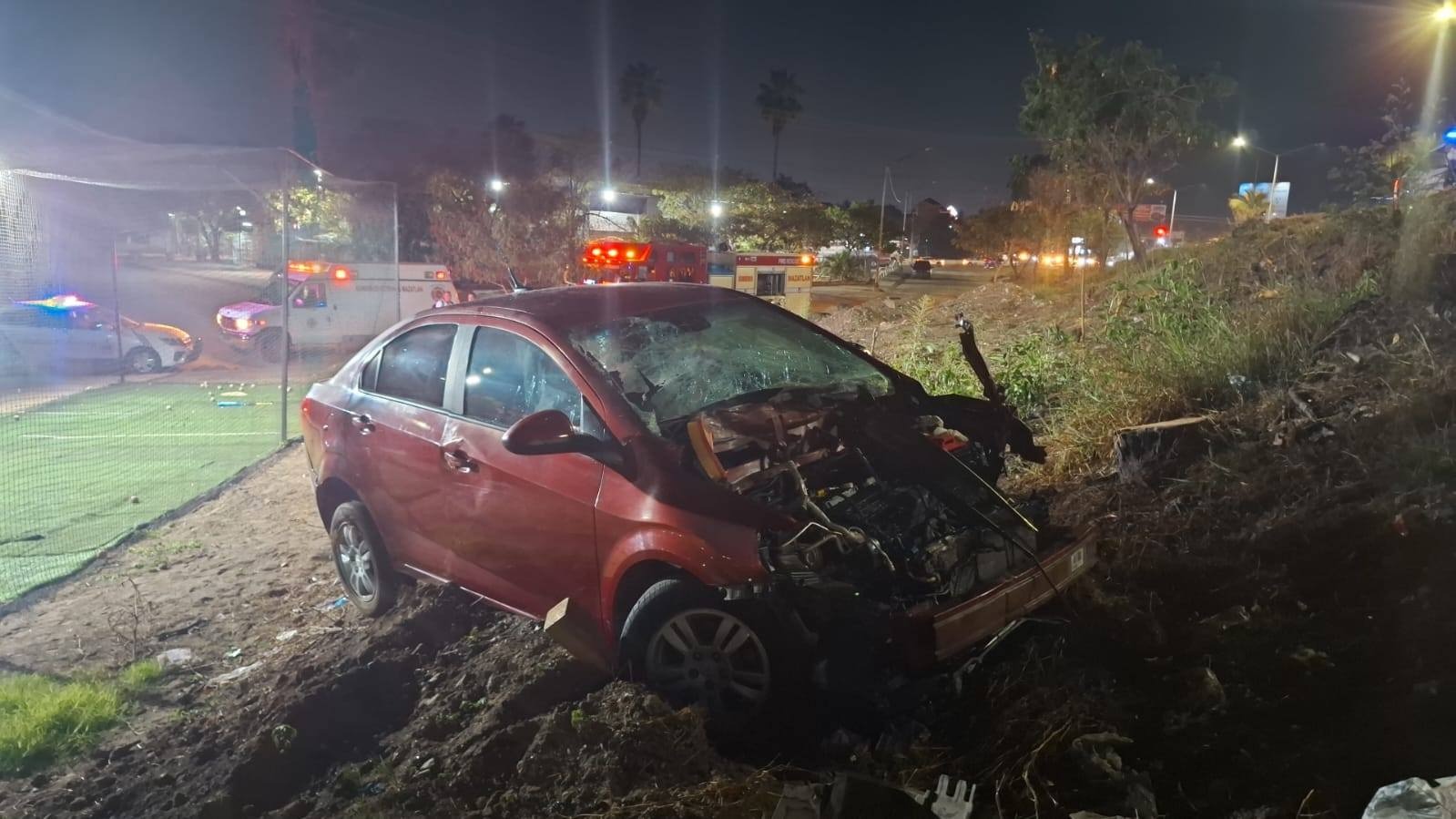 Conductora ebria termina en campo deportivo de Mazatlán