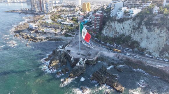 En los más alto el verde, blanco y rojo; conmemoran en Mazatlán, Sinaloa el Día de la Bandera