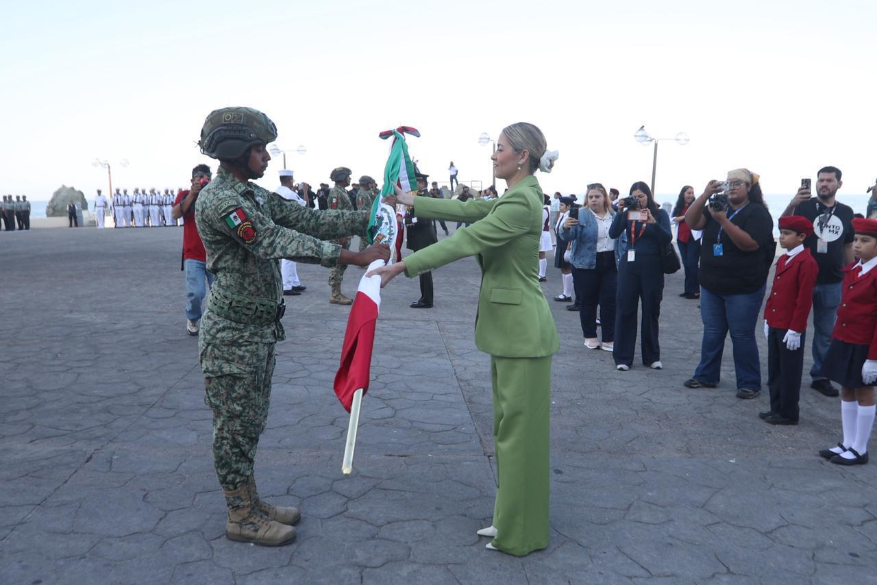 Elemento del ejército recibe bandera de manos de la alcaldesa Estrella Palacios