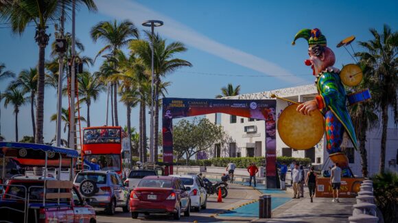¡Ya viene la fiesta del puerto! Instalan arcos y avanzan accesos para el Carnaval Internacional de Mazatlán, Sinaloa, 2026
