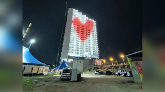 Un corazón gigante ilumina el malecón de Mazatlán y se vuelve viral por San Valentín