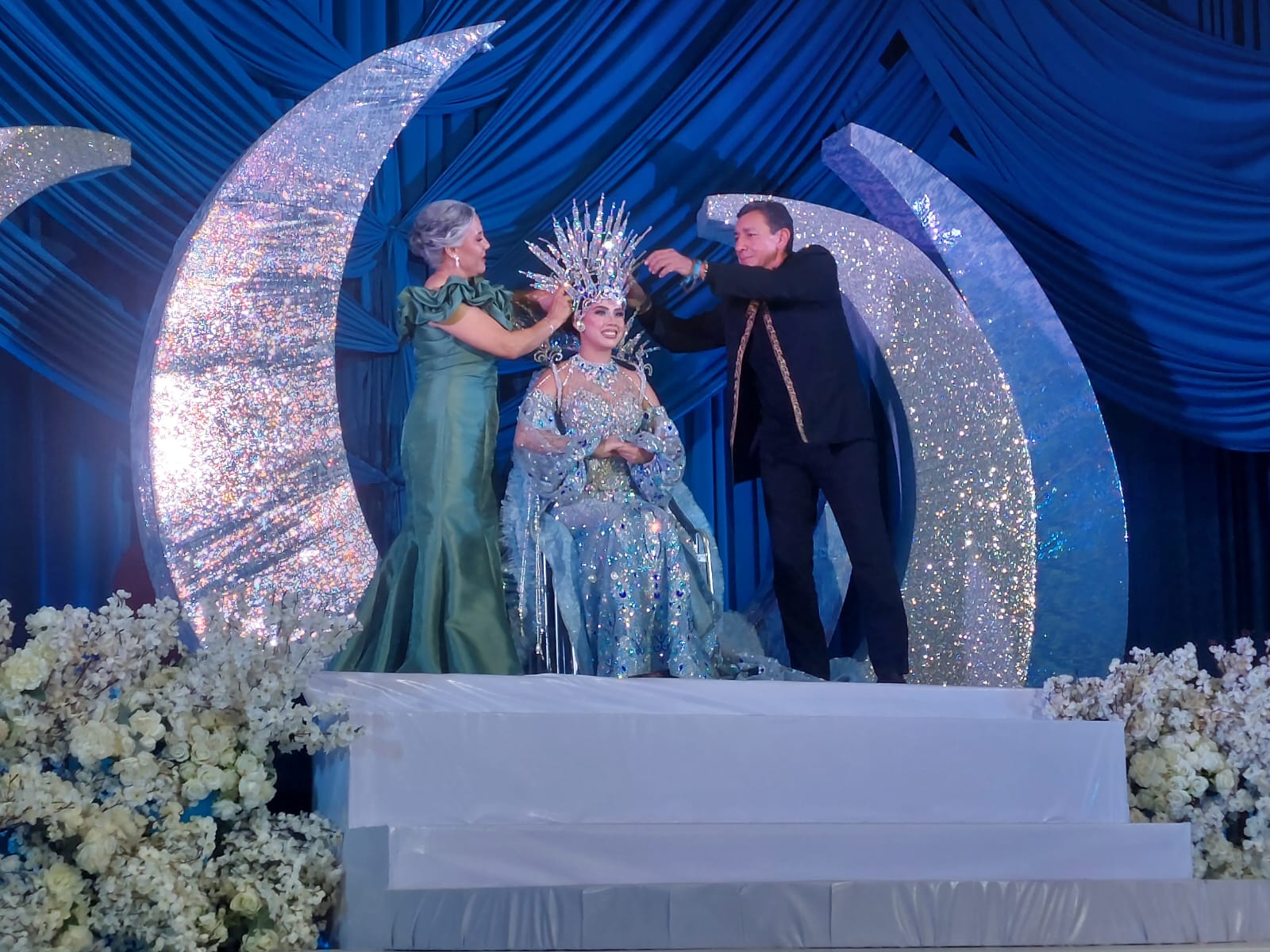 Coronan a Damaris Portillo como Reina de los Juegos Florales del Carnaval de Guamúchil