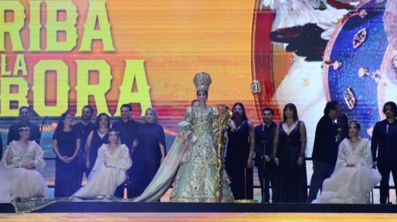 Con performance musical, coronan a Mariana I como Reina de los Juegos Florales del Carnaval de Mazatlán 2026