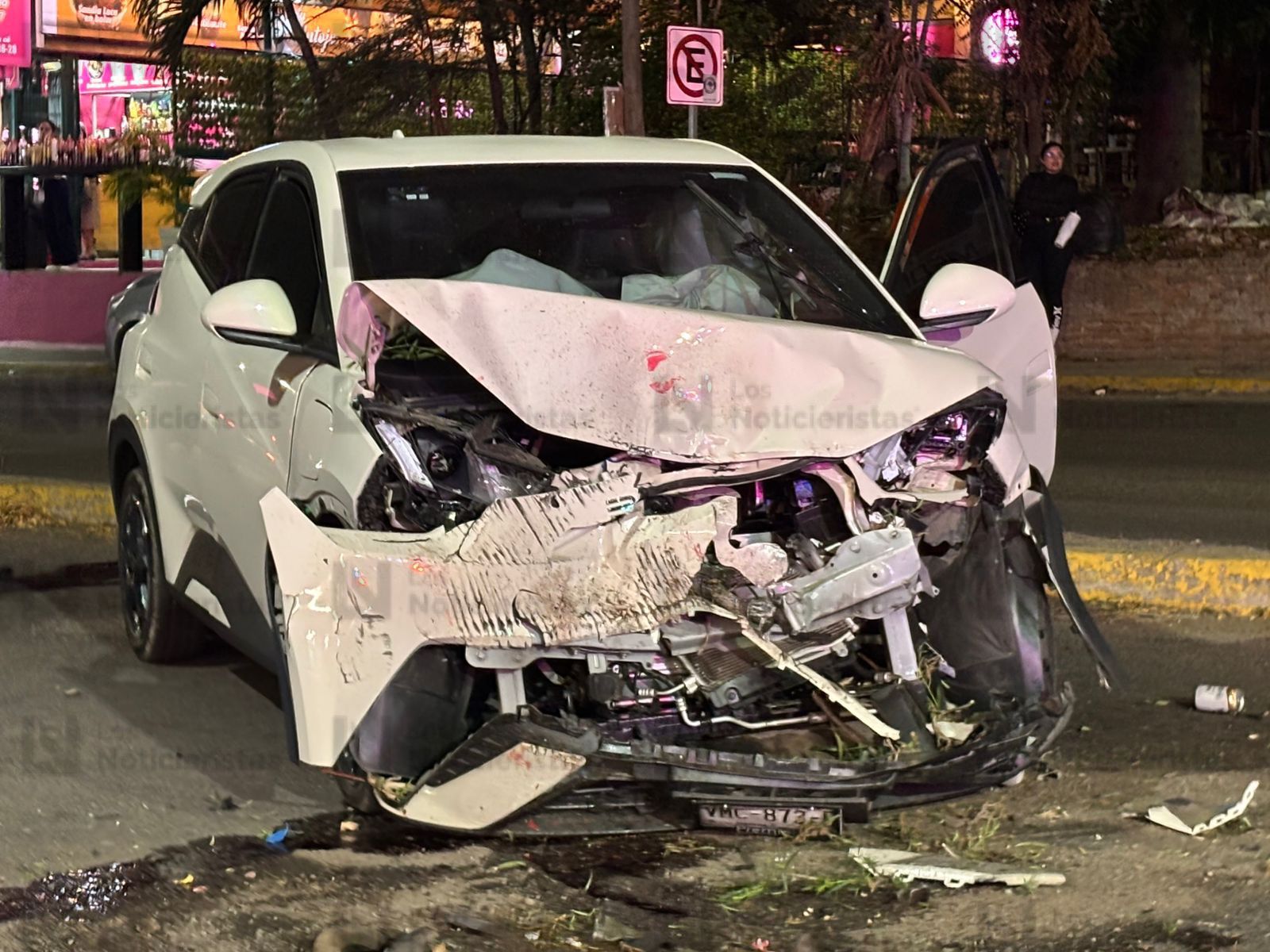Vehículo eléctrico chocó contra un auto clásico en Culiacán