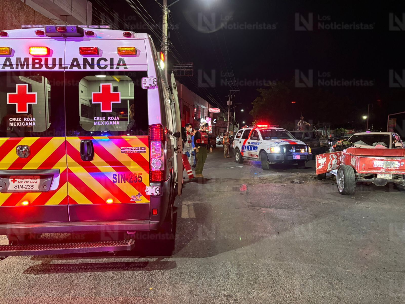 Ambulancia de Cruz Roja en el lugar del accidente en Culiacán
